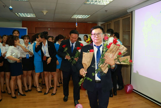 Ông Phạm Viết Khai – Chủ tịch Công đoàn trao hoa cho CBNV nữ