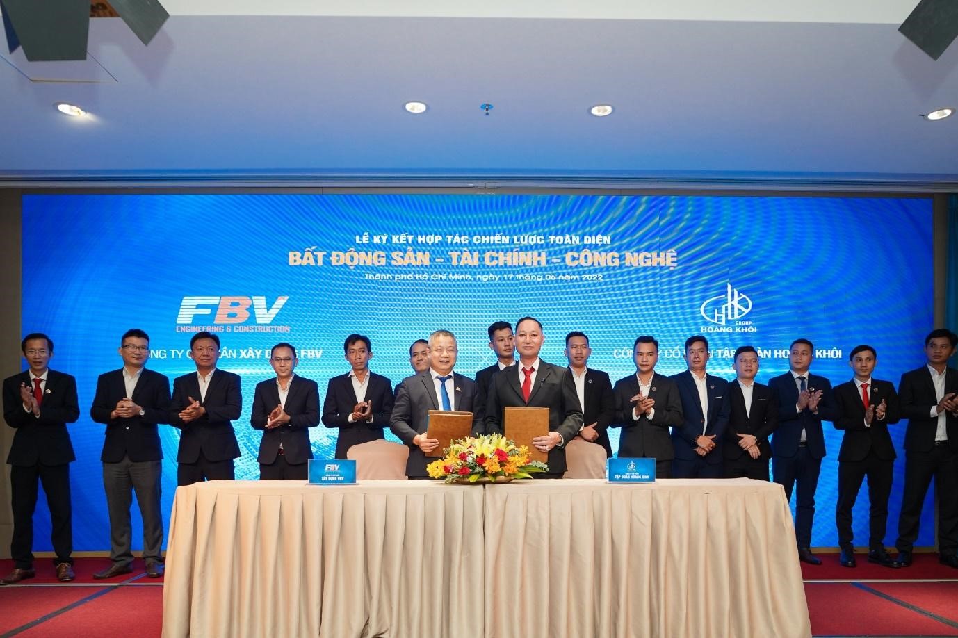 Ông Phạm Hồng Sơn - Chủ tịch HĐQT kiêm TGĐ Công ty Xây dựng FBV đại diện FBV ký kết hợp tác chiến lược cùng Hoàng Khôi Group