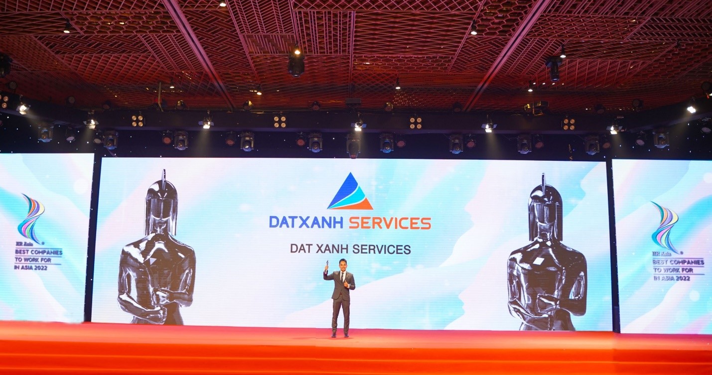 Đại diện Dat Xanh Services nhận giải thưởng HR Asia Awards “Nơi làm việc tốt nhất châu Á năm 2022”.
