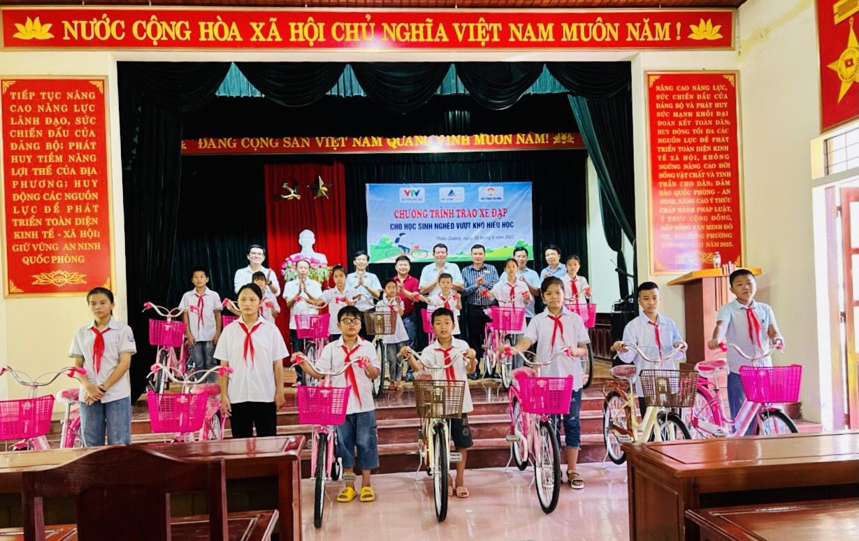 Các em học sinh phường Thiệu Dương, thành phố Thanh Hóa nhận xe mới đến trường