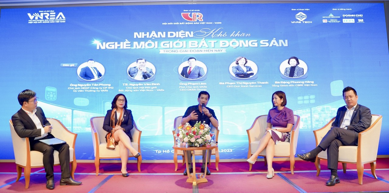 Talkshow do Hội Môi giới bất động sản Việt Nam (VARs) phối hợp với Dat Xanh Services và các đơn vị đào tạo tổ chức.