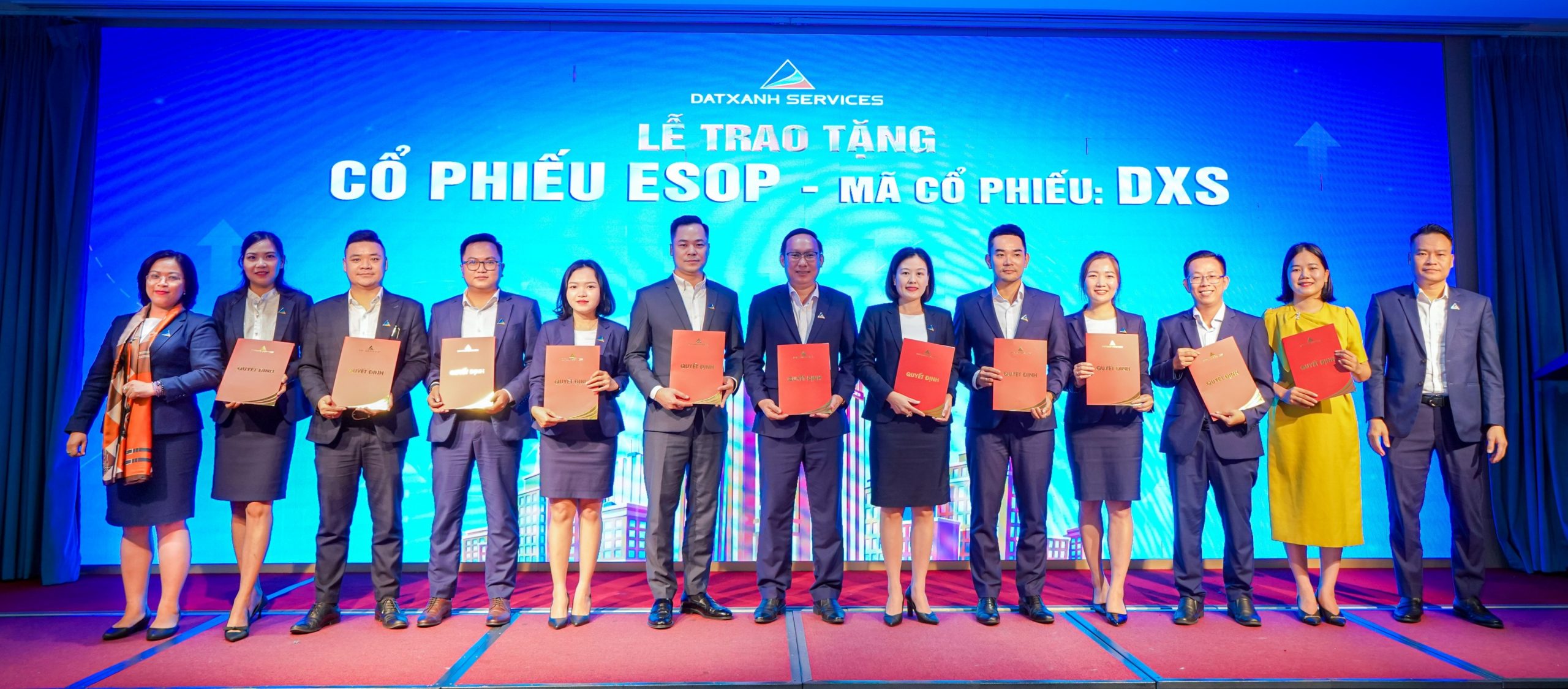 Chủ Tịch HĐQT Ông Nguyễn Trường Sơn và TGĐ Bà Phạm Thị Nguyên Thanh trao tặng cổ phiếu ESOP cho Ban Điều hành.