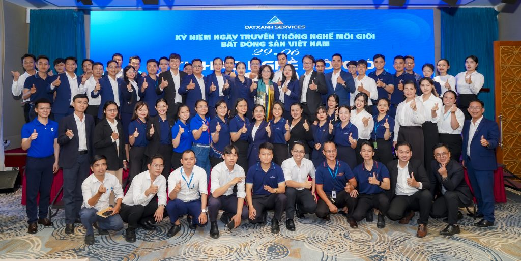 Tập thể CBNV Dat Xanh Services chúc mừng kỷ niệm ngày truyền thống nghề Môi giới Bất động sản Việt Nam 29/06