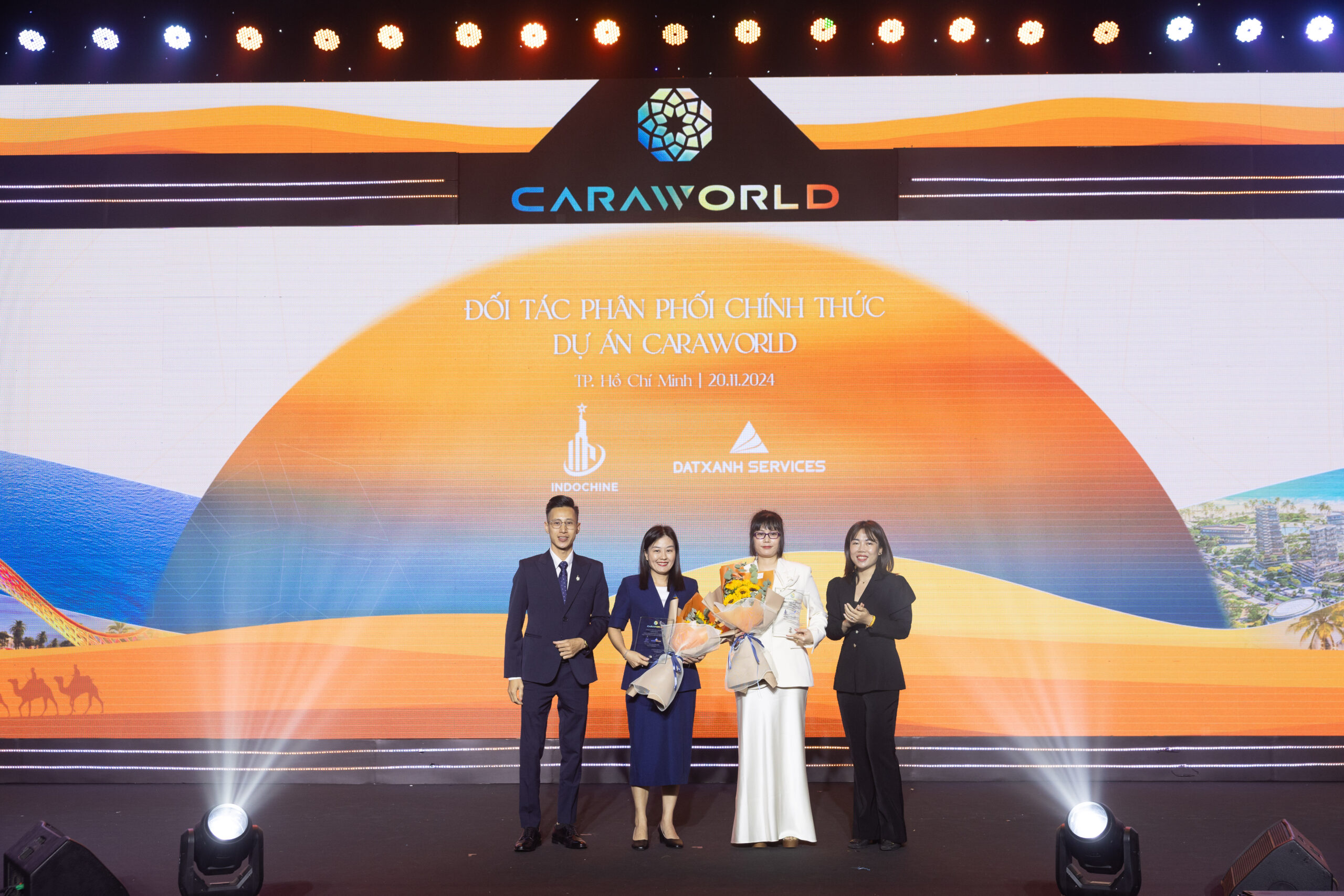 Bà Trịnh Thị Kim Liên – Giám Đốc Kinh doanh Dat Xanh Services nhận chứng nhận Đại lý phân phối chính thức tại sự kiện ký kết