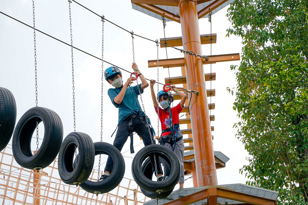 Với những du khách yêu thích vận động và đam mê chinh phục thử thách, du khách có thể lựa chọn trải nghiệm 26 trò chơi liên hoàn Adventure Forest - vận hành theo mô hình trò chơi mạo hiểm nổi tiếng tại Úc và Singapore