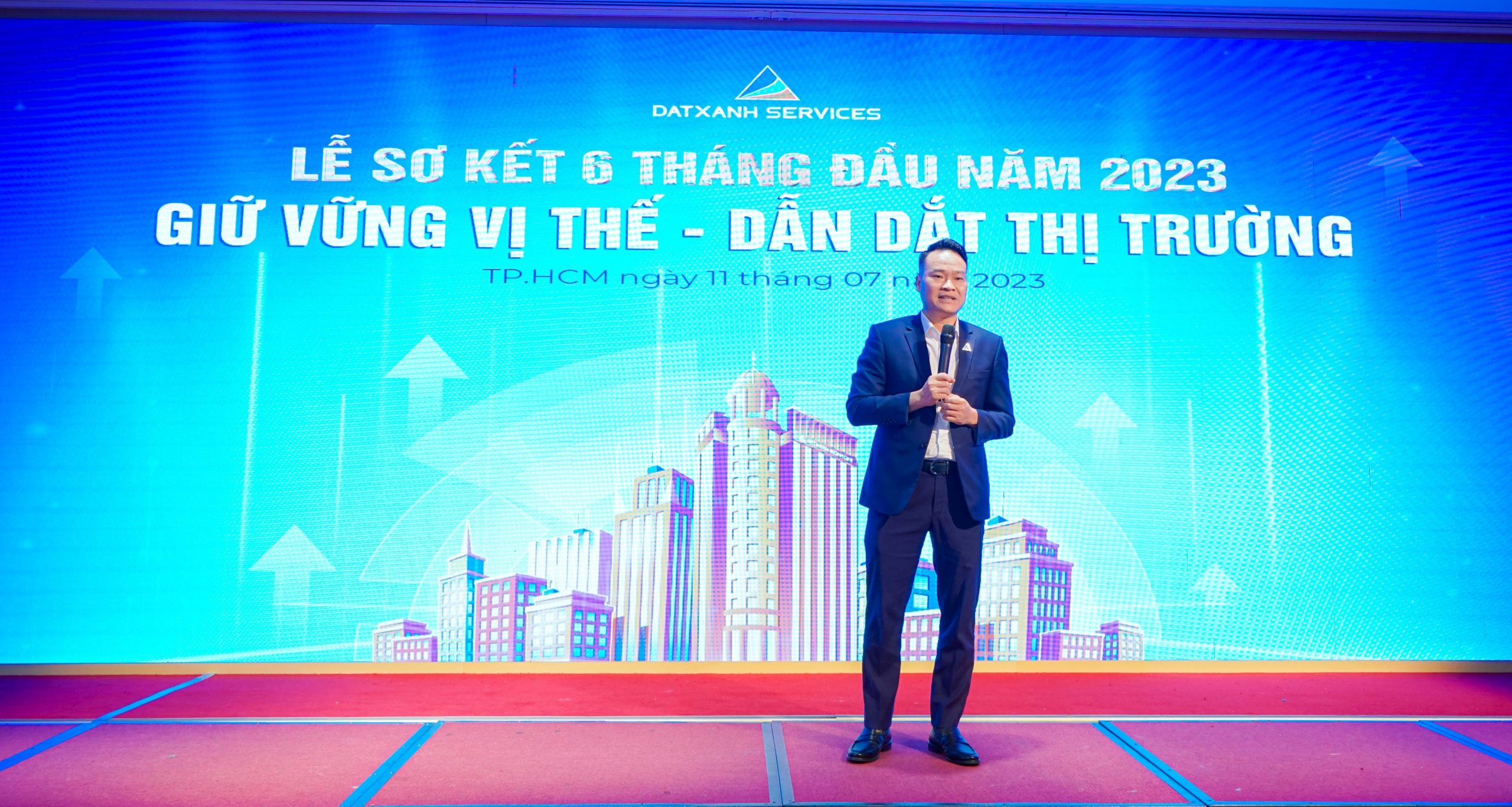 Chủ tịch Dat Xanh Services – Ông Nguyễn Trường Sơn chỉ đạo CBNV “tấn công” và bứt phá, giữ vững vị thế số 1 thị trường.