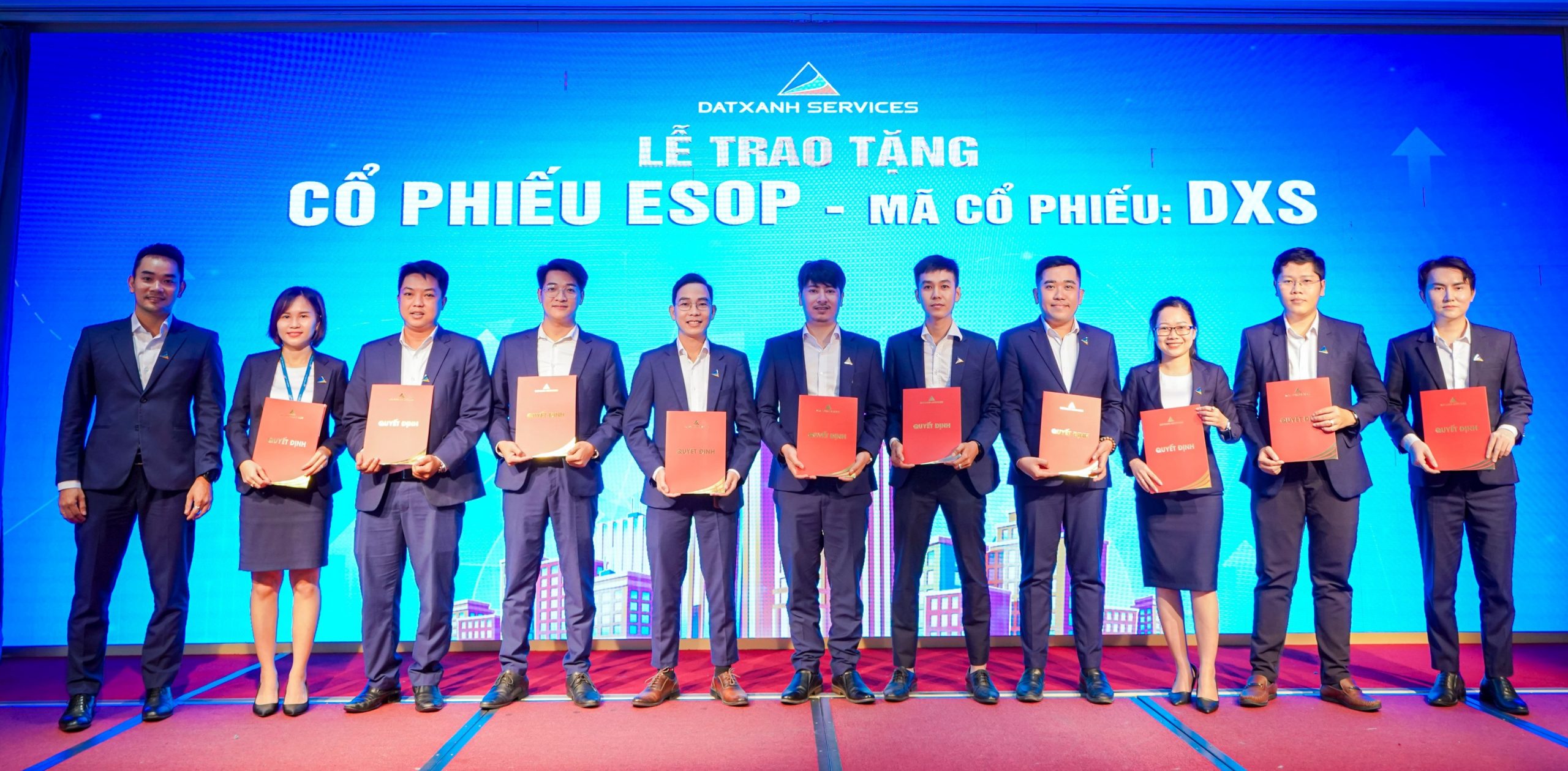 Ông Trương Đình Sang – Giám Đốc Nhân sự Hành chính trao tặng cổ phiếu ESOP cho CBNV.