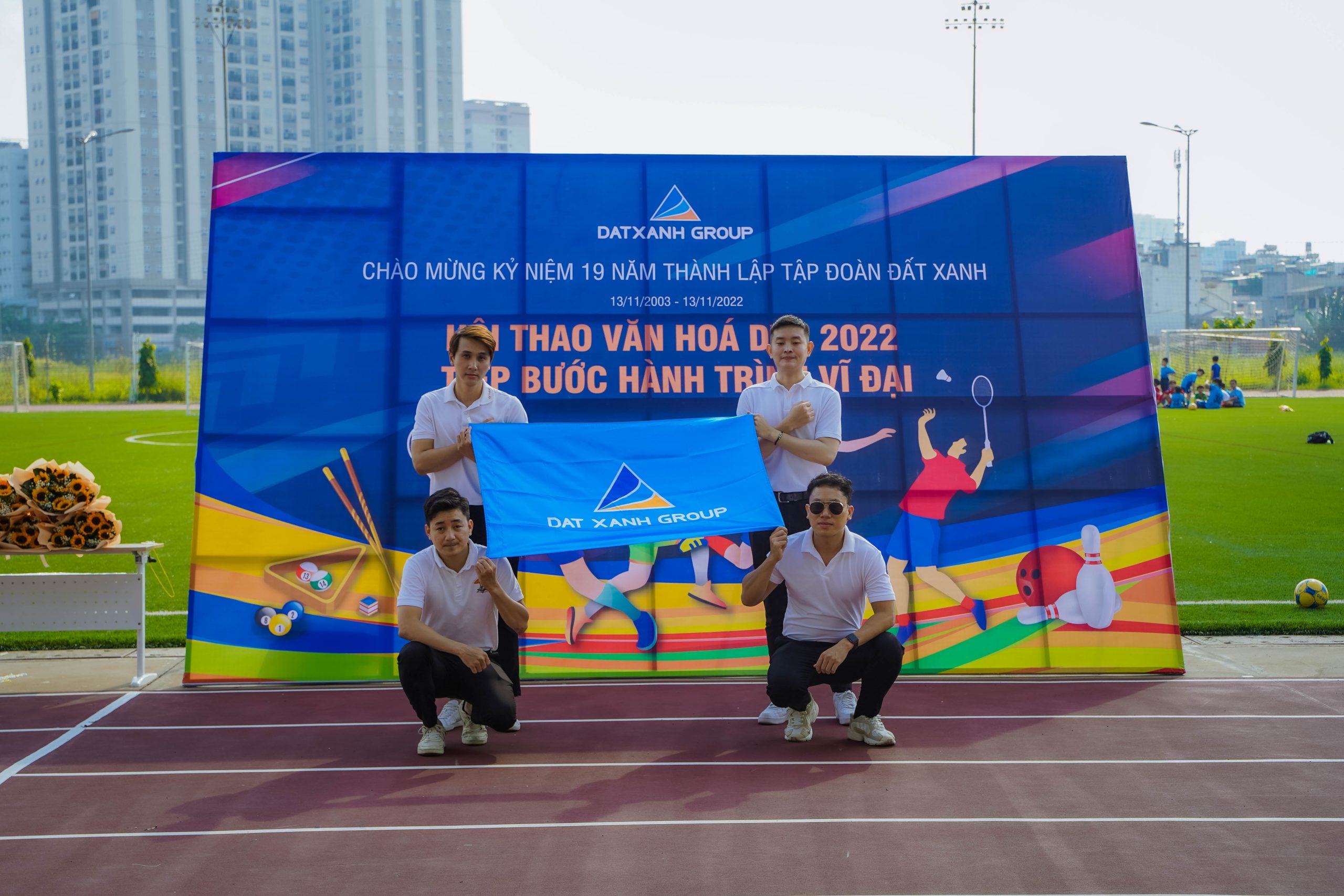 Buổi lễ mở màn bằng nghi thức chào cờ truyền thống với giai điệu hào hùng trong bài ca “Hành khúc Đất Xanh”.