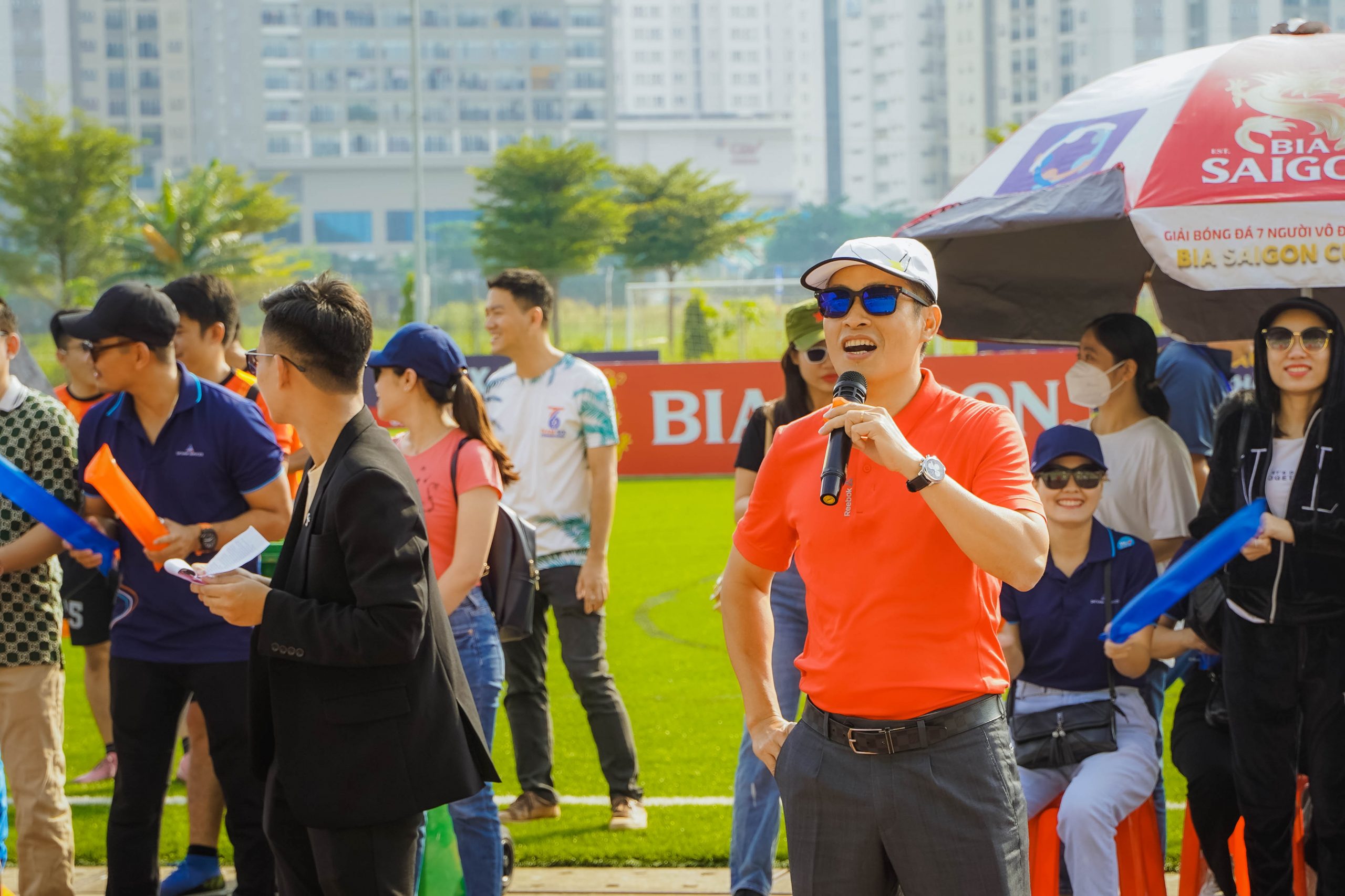 Tổng Giám đốc Tập đoàn Đất Xanh, ông Bùi Ngọc Đức khích lệ các VĐV trước giờ thi đấu