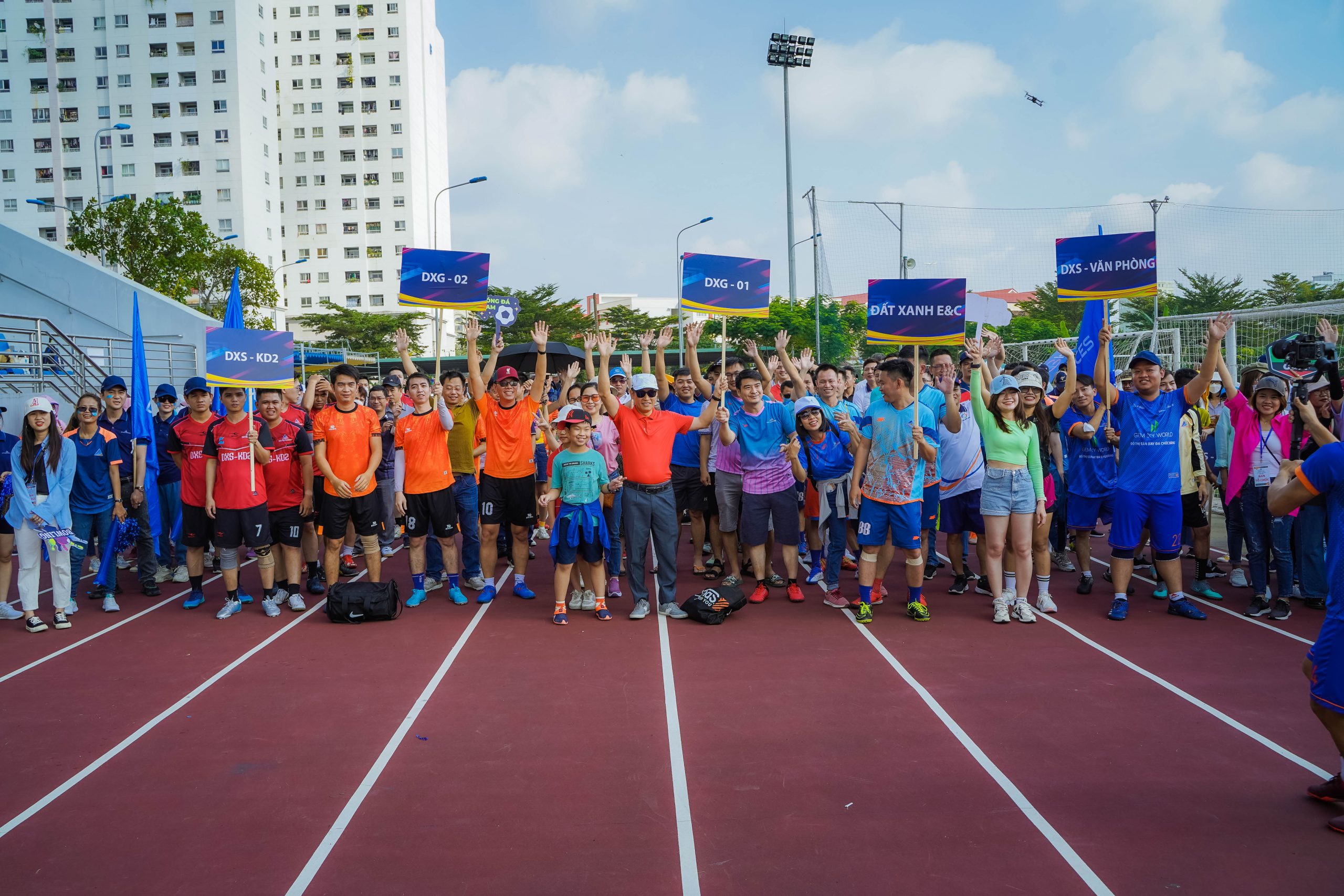 Ban Tổng Giám đốc cùng các VĐV trong buổi lễ khai mạc