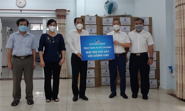 Chủ tịch tập đoàn Đất Xanh đón nhận bằng khen của UBND TP.HCM