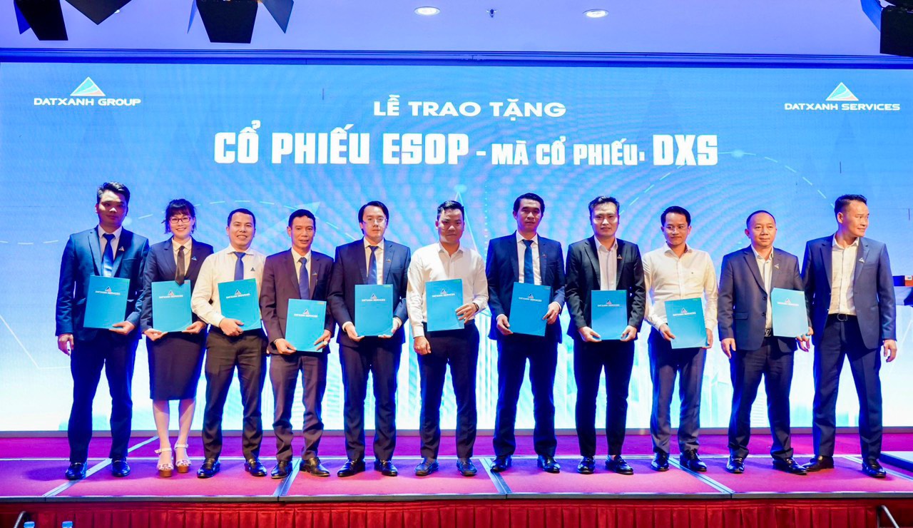 Ông Nguyễn Trường Sơn - PTGĐ Tập đoàn Đất Xanh, Chủ Tịch HĐQT Dat Xanh Services trao thông báo thưởng cổ phiếu ESOP của DXS cho TGĐ, PTGĐ các CTTV trong hệ thống Dịch vụ BĐS Đất Xanh.