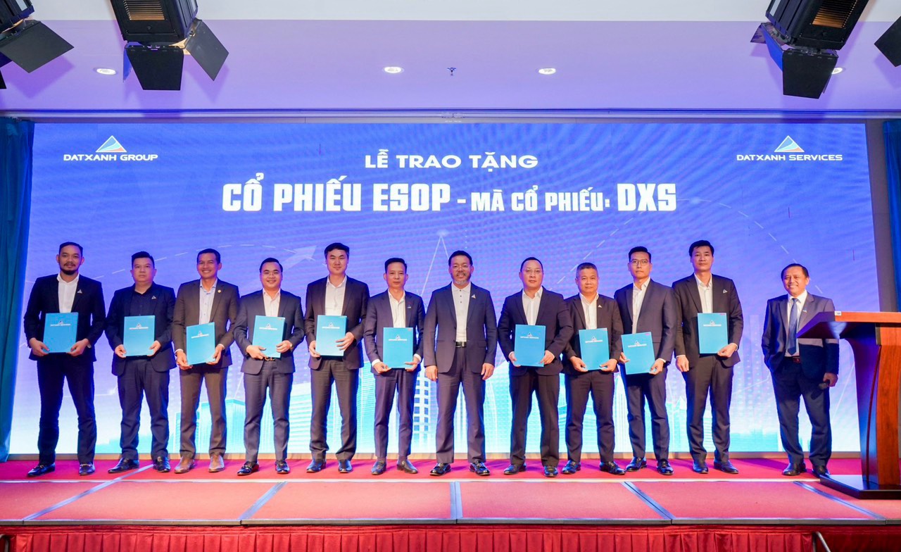 Ông Trần Quốc Thịnh - PTGĐ Nguồn Nhân lực và Phát triển Hệ thống Tập đoàn Đất Xanh, PCT HĐQT Dat Xanh Services trao thông báo thưởng cổ phiếu ESOP của DXS cho TGĐ, PTGĐ các CTTV trong hệ thống Dịch vụ BĐS Đất Xanh.