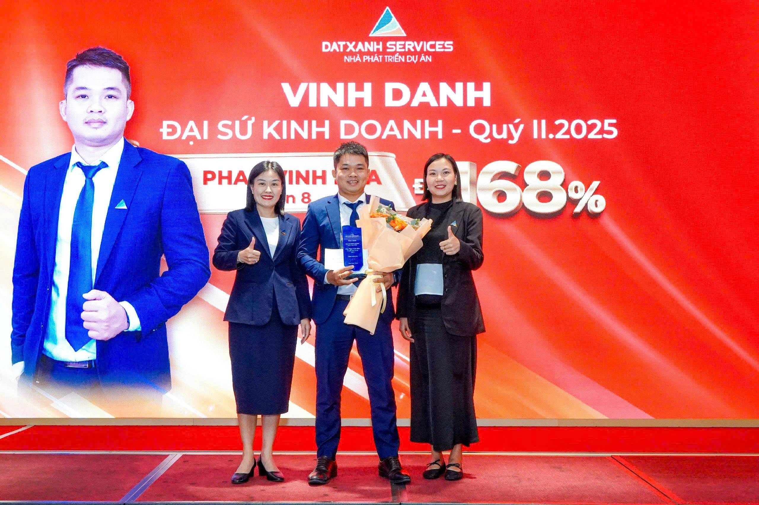 Hình ảnh Phan Vinh Kha vinh dự khi tiếp tục nhận danh hiệu Đại sứ kinh doanh của Qúy II/2025 của Công ty.