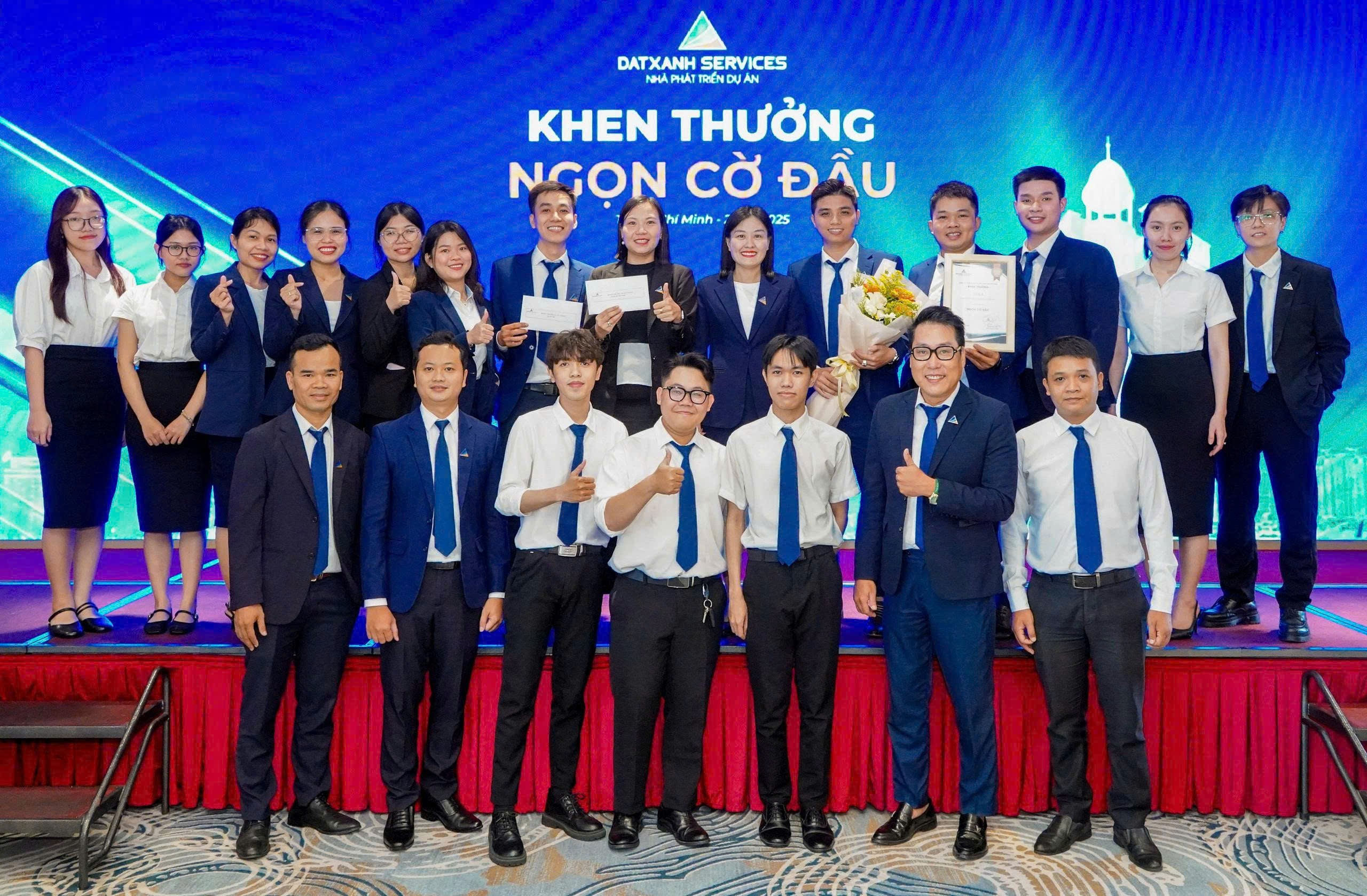 Môi trường với nhiều chế độ đãi ngộ tốt, đồng nghiệp hòa đồng, quản lý, lãnh đạo có tâm và có tầm là yếu tố chính giữ chân anh lâu dài tại Dat Xanh Services.