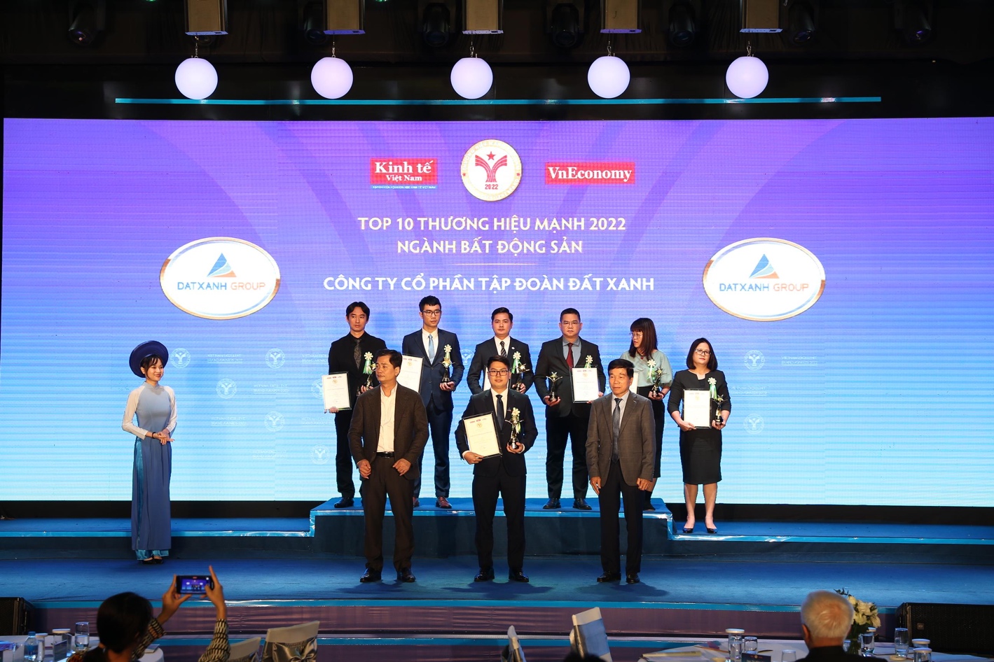 Đại diện Tập đoàn Đất Xanh tại lễ vinh danh Top 10 Thương hiệu Mạnh 2022 – Ngành Bất động sản.
