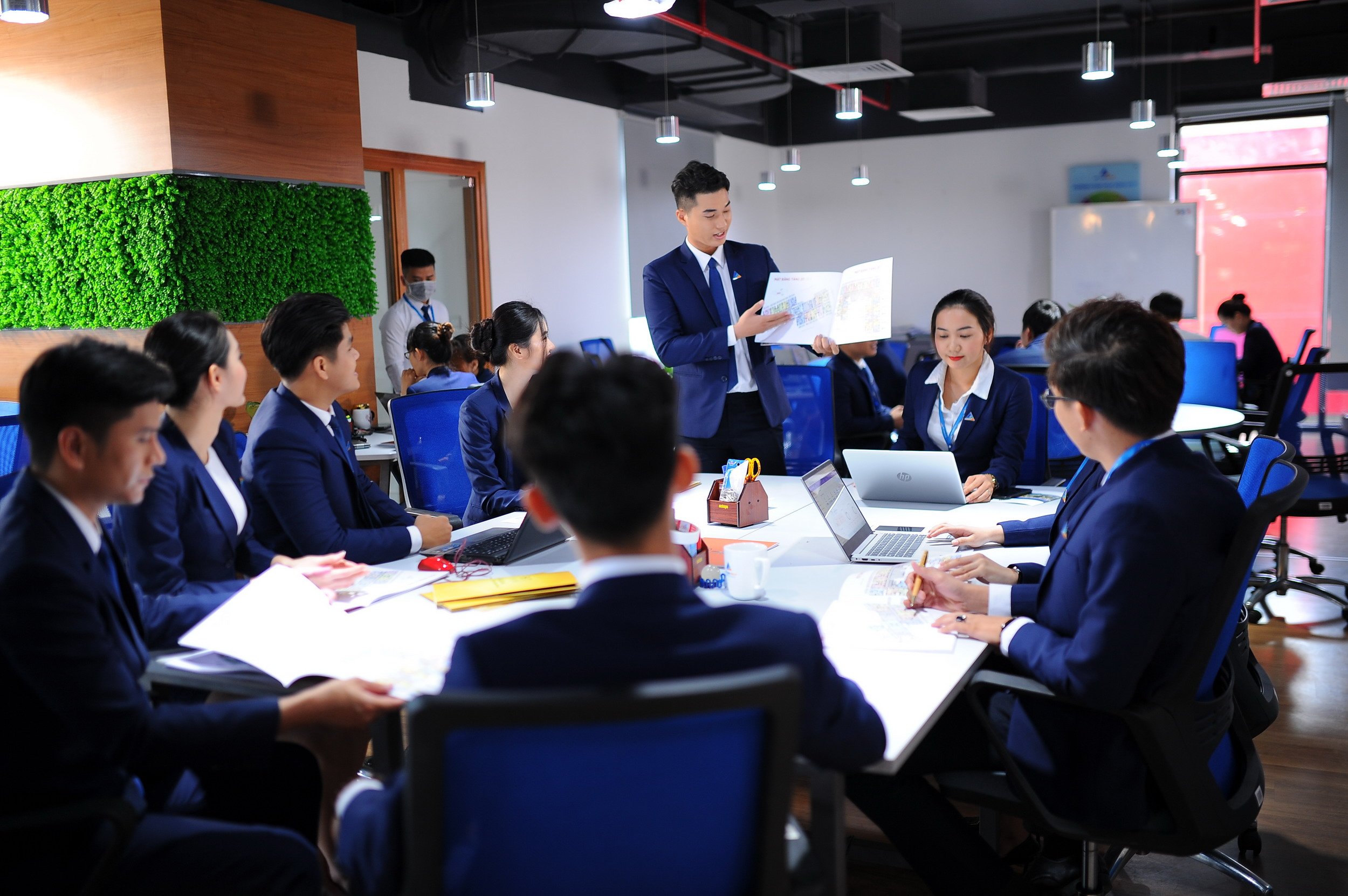 Hệ thống mạnh và đội ngũ nhân sự chuyên nghiệp giúp Dat Xanh Services đáp ứng mục tiêu tăng trưởng và mở rộng thị phần