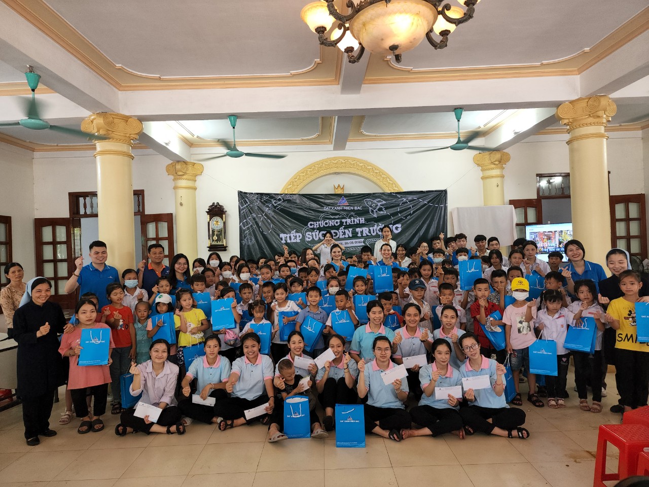 Không dừng lại ở đó, chương trình tiếp tục nối dài hoạt động nhân ái tại tỉnh Nam Định, khi ghé thăm Hội Dòng Đức Mẹ Thăm Viếng Bùi Chu tại huyện Xuân Trường. Tập đoàn Đất Xanh đã trao tặng gần 200 suất học bổng khuyến học cho các em học sinh có hoàn cảnh khó khăn tại địa phương.