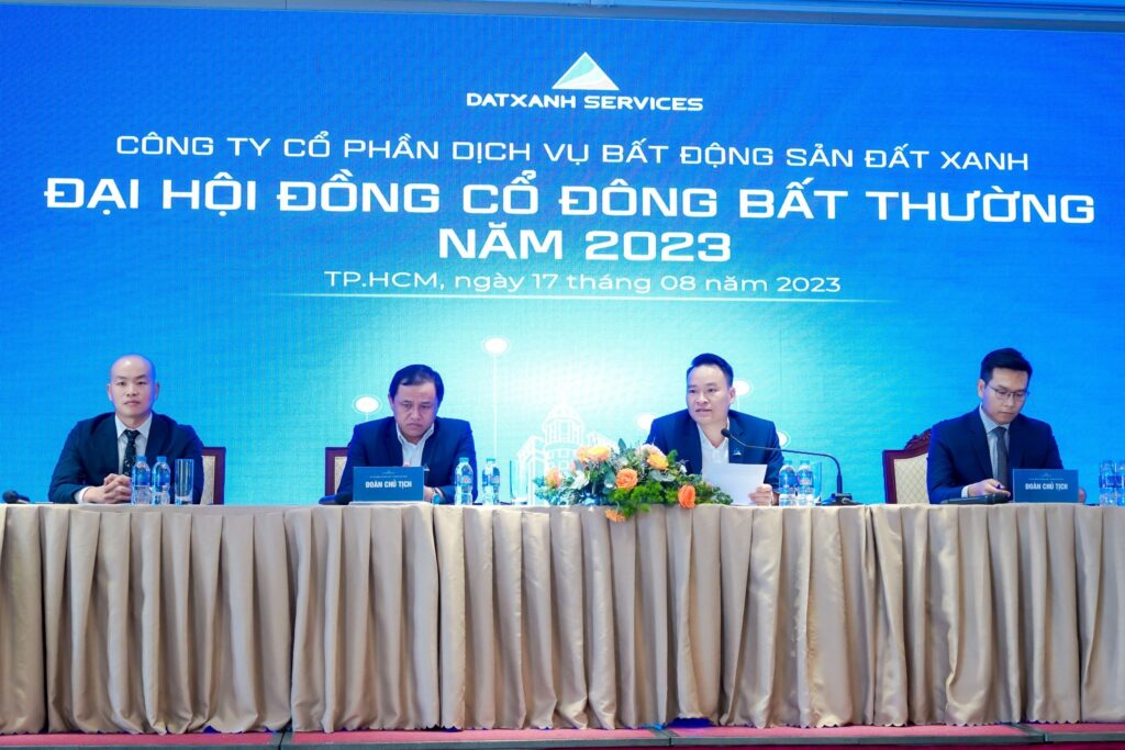 Hội đồng quản trị Dat Xanh Services (từ phải sang trái): Ông Phạm Anh Khôi – Thành viên HĐQT, Ông Nguyễn Trường Sơn – Chủ Tịch HĐQT Dat Xanh Services, Ông Trần Quốc Thịnh – Phó Chủ Tịch HĐQT Dat Xanh Services, Ông Trần Thanh Tân – Thành viên HĐQT