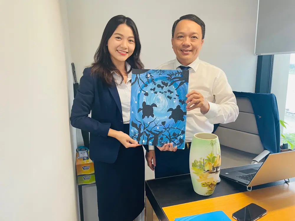 Bình hoa gốm Bát Tràng cổ và Bức tranh Đại dương đã thuộc về Giám đốc Học viện Chiến lược Nguyễn Trọng Quốc.