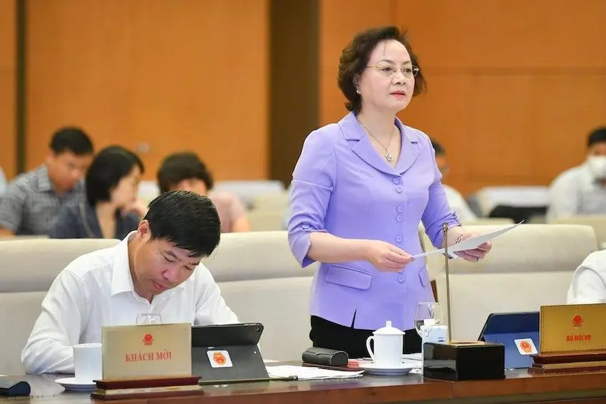 Bộ trưởng Bộ Nội vụ Phạm Thị Thanh Trà trình bày tờ trình