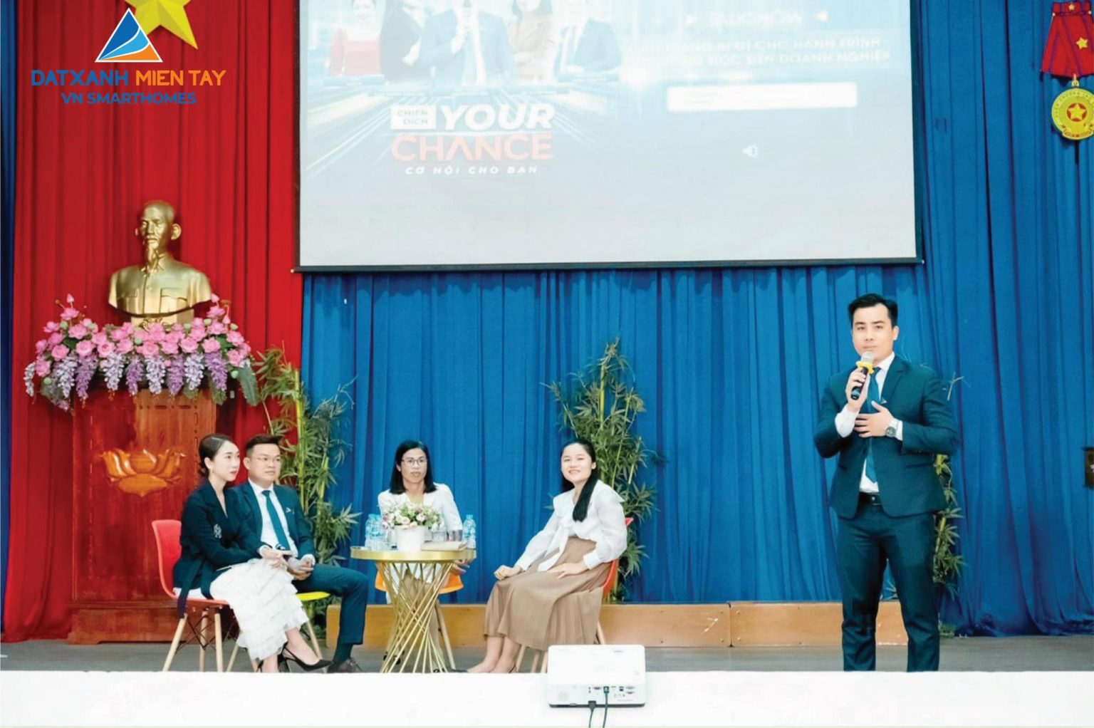 Hình ảnh buổi tọa đàm “Cơ hội cho bạn – Your Chance” với sự tham gia của các Diễn giả