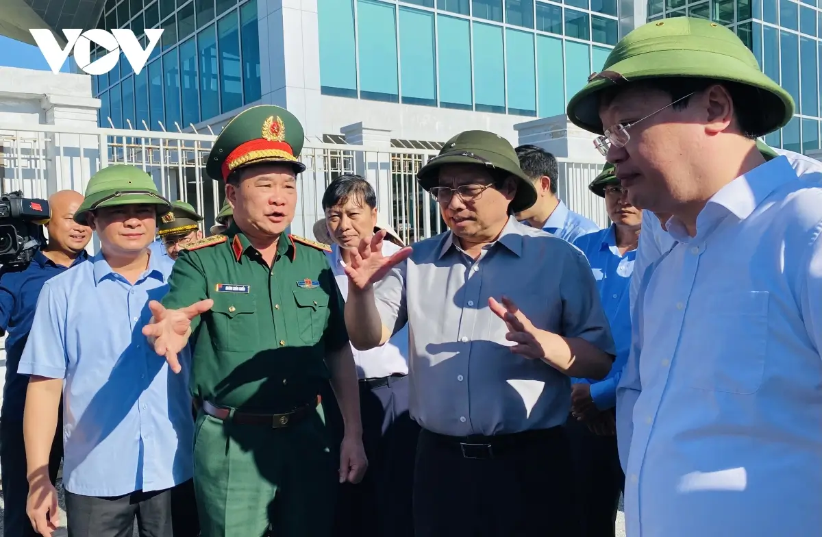 Thủ tướng Phạm Minh Chính khảo sát thực địa sân bay Vinh