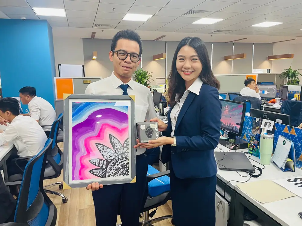 Đồng hồ Garmin vivomove style và Bức tranh Hoa ánh sáng đã thuộc về Chuyên viên Đào tạo phòng Hành Chính – Nhân sự Đặng Nguyễn Minh Thông.