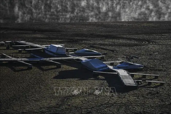 Cảnh khô hạn trên sông Ribeira de Alge ở Figueiro dos Vinhos, miền Trung Thổ Nhĩ Kỳ, ngày 8/2/2022. Ảnh: AFP/TTXVN