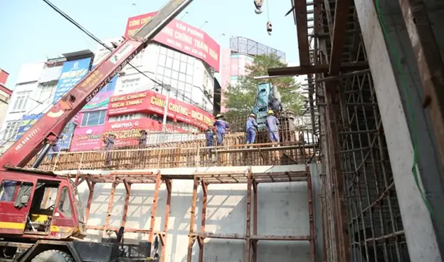 Công trường xây dựng nút giao đường Lê Văn Lương với đường Vành đai 3.