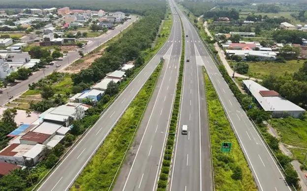 Đẩy nhanh tiến độ thi công, khởi công nhiều dự án giao thông đường bộ, hàng không