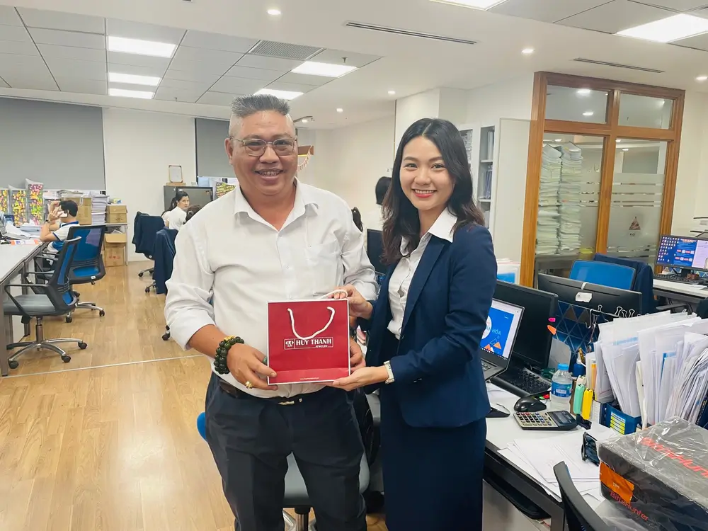 Và chuỗi hạt trầm hương đã thuộc về Chuyên viên Sự kiện phòng Marketing Hồ Quang Tuấn.