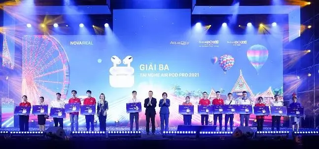 Các chuyên viên kinh doanh may mắn nhận giải tại sự kiện