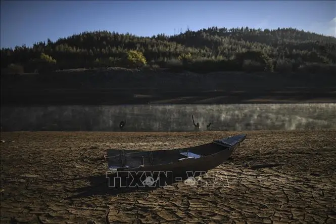 Cảnh khô hạn trên sông Ribeira de Alge ở Figueiro dos Vinhos, miền Trung Thổ Nhĩ Kỳ, ngày 8/2/2022. Ảnh: AFP/TTXVN