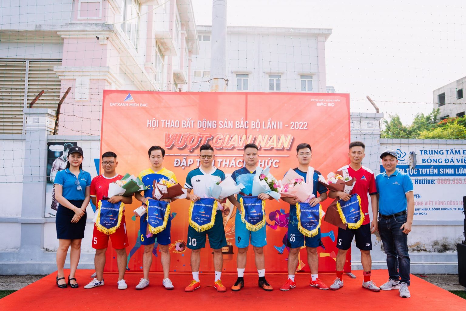 Ban tổ chức trao cờ và hoa cho đại diện các đội thi đấu nam