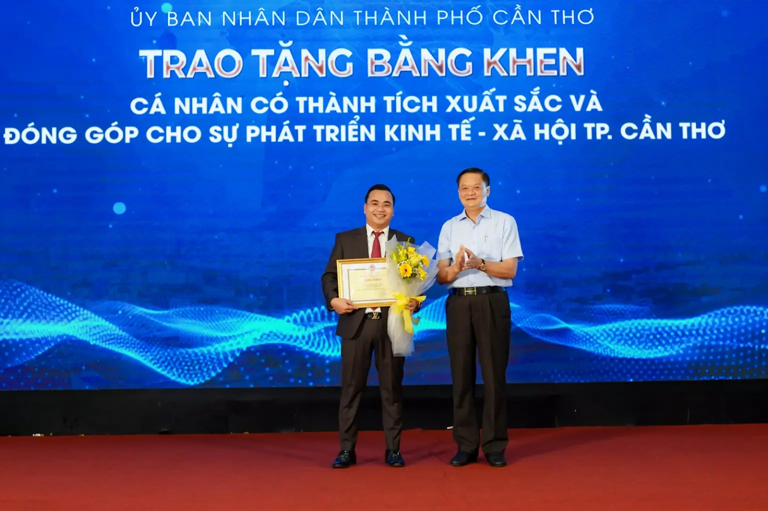Ông Dương Quốc Thủy – CEO Tổng công ty Đất Xanh Miền Tây – thành viên Dat Xanh Services vinh dự nhận bằng khen danh giá từ UBND TP Cần Thơ “Cá nhân có thành tích xuất sắc trong hoạt động kinh doanh, góp phần vào sự phát triển thị trường Bất động sản và kinh tế xã hội TP Cần Thơ”