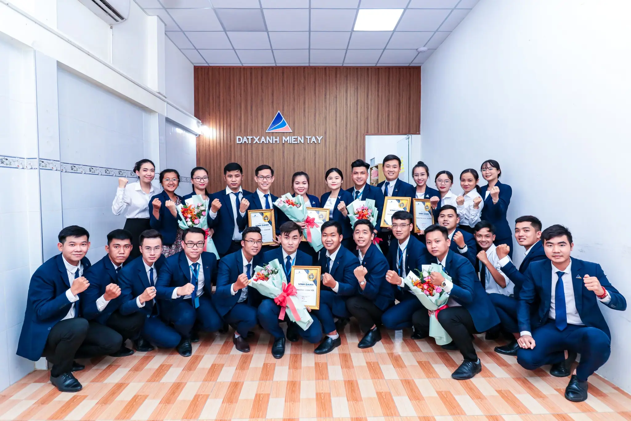 Khích lệ tinh thần các chiến binh kinh doanh thông qua đẩy mạnh hoạt động vinh danh khen thưởng trên hệ thống Dat Xanh Services