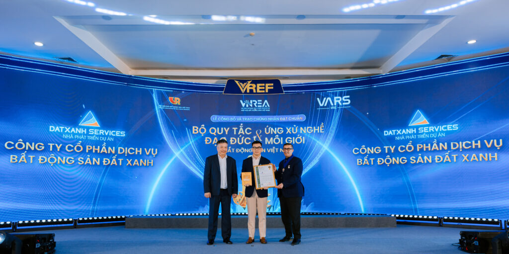 Ông Hoàng Phúc Toàn – Giám đốc Phát triển đối tác Dat Xanh Services - Đại diện doanh nghiệp nhận giải tại sự kiện