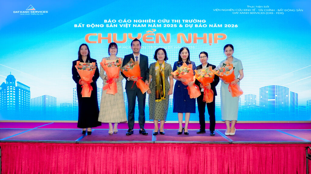 Bà Phạm Thị Nguyên Thanh - Phó Chủ tịch Dat Xanh Services chụp hình lưu niệm cùng các diễn giả, chuyên gia