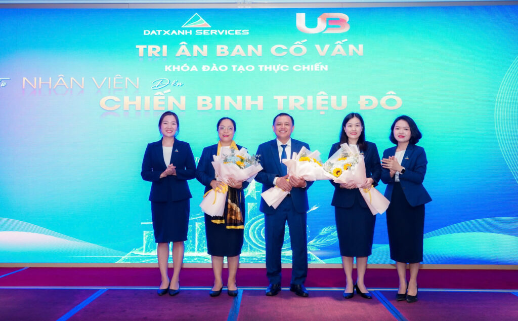Ban Tổ chức tặng hoa tri ân Ban Cố vấn Khóa đào tạo “Từ Nhân viên đến Chiến binh Triệu đô 2026”