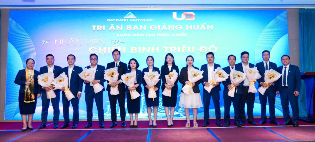 Ban Tổ chức tặng hoa tri ân Ban Giảng huấn Khóa đào tạo “Từ Nhân viên đến Chiến binh Triệu đô 2026”