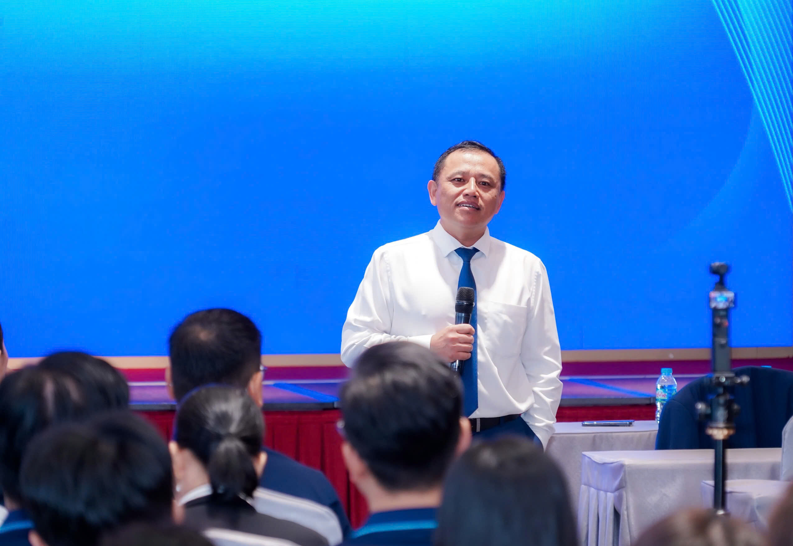 Bà Phạm Thị Nguyên Thanh – Phó Chủ tịch và Ông Trần Quốc Thịnh – Tổng Giám đốc DXS truyền cảm hứng và định hướng chiến lược cho đội ngũ kinh doanh tại phiên CEO TALK