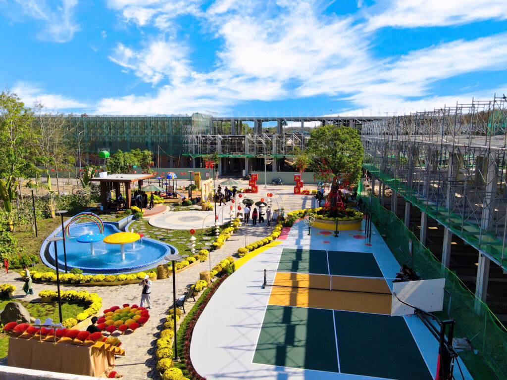 Hình ảnh công viên Serenity Garden ngay kế bên Phân khu trung tâm đã đi vào hoạt động