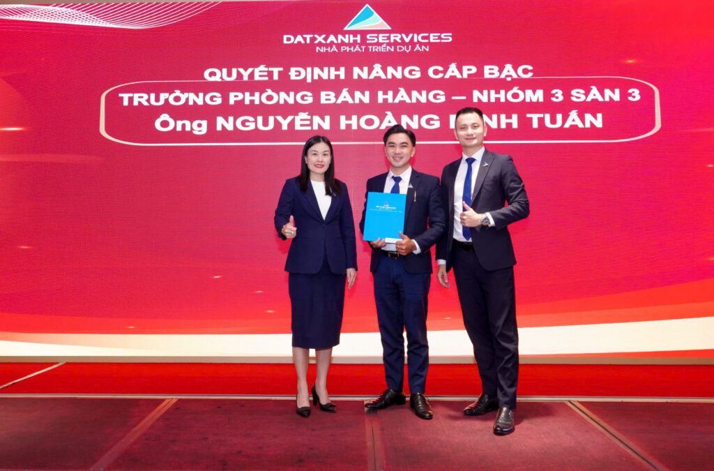 Anh Nguyễn Hoàng Minh Tuấn nhận quyết định nâng cấp bậc Trưởng phòng Bán hàng – Nhóm 3, Sàn 3