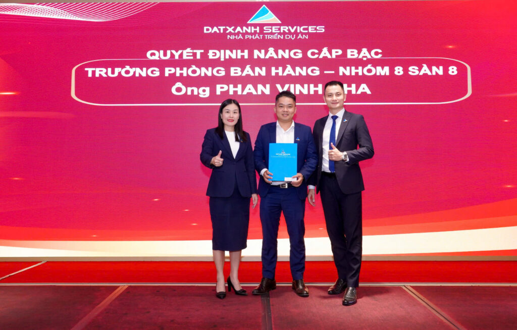 Anh Phan Vinh Kha nhận quyết định nâng cấp bậc Trưởng phòng Bán hàng – Nhóm 8, Sàn 8