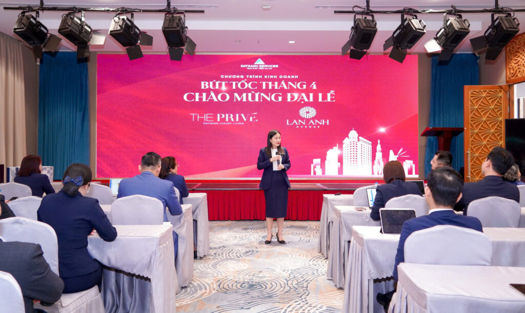 Bà Trịnh Thị Kim Liên – Phó Tổng Giám đốc Kinh doanh Tiếp thị Dat Xanh Services phát động chương trình kinh doanh chào mừng Đại lễ