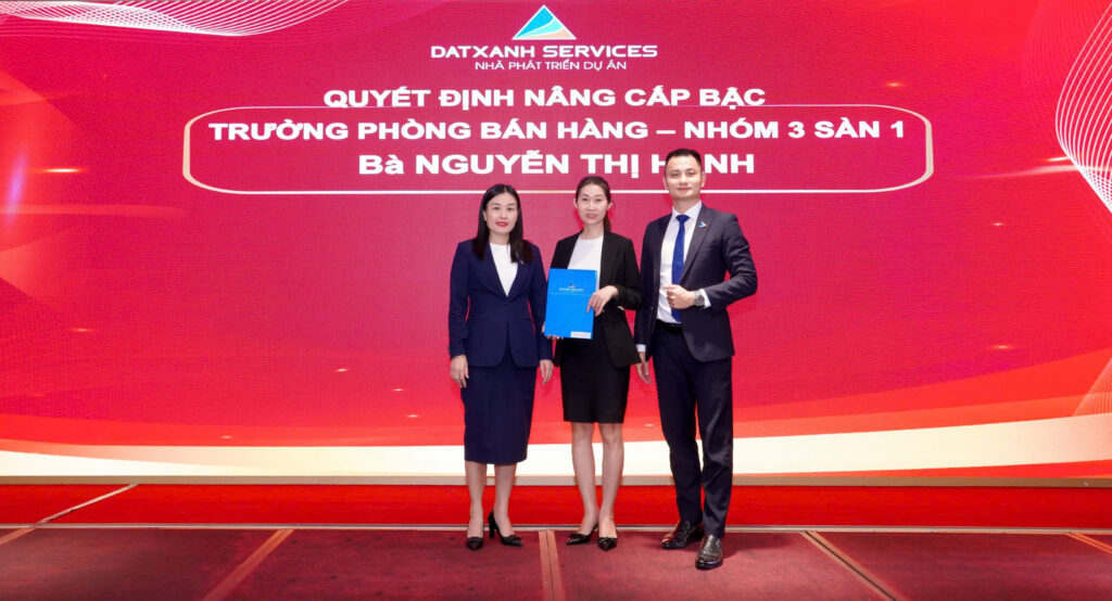 Chị Nguyễn Thị Hạnh nhận quyết định nâng cấp bậc Trưởng phòng Bán hàng – Nhóm 3, Sàn 1