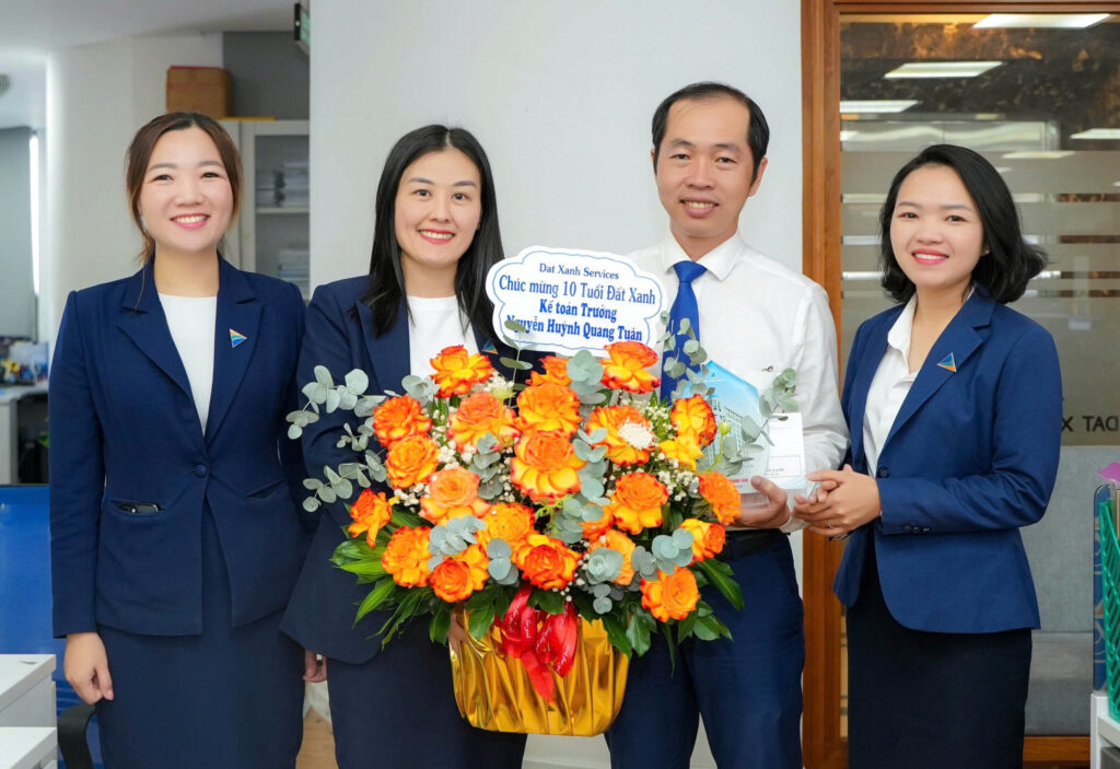 Chúc mừng Ông Nguyễn Huỳnh Quang Tuân – Kế toán trưởng Dat Xanh Services tròn 10 Tuổi Đất Xanh