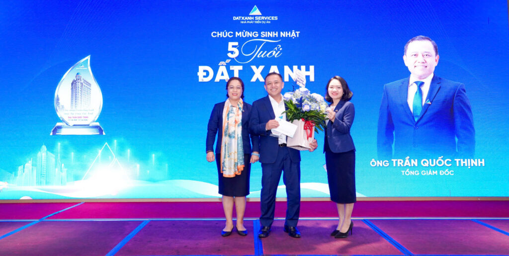 Chúc mừng Ông Trần Quốc Thịnh – Tổng Giám đốc Dat Xanh Services nhân cột mốc 5 năm Tuổi Đất Xanh