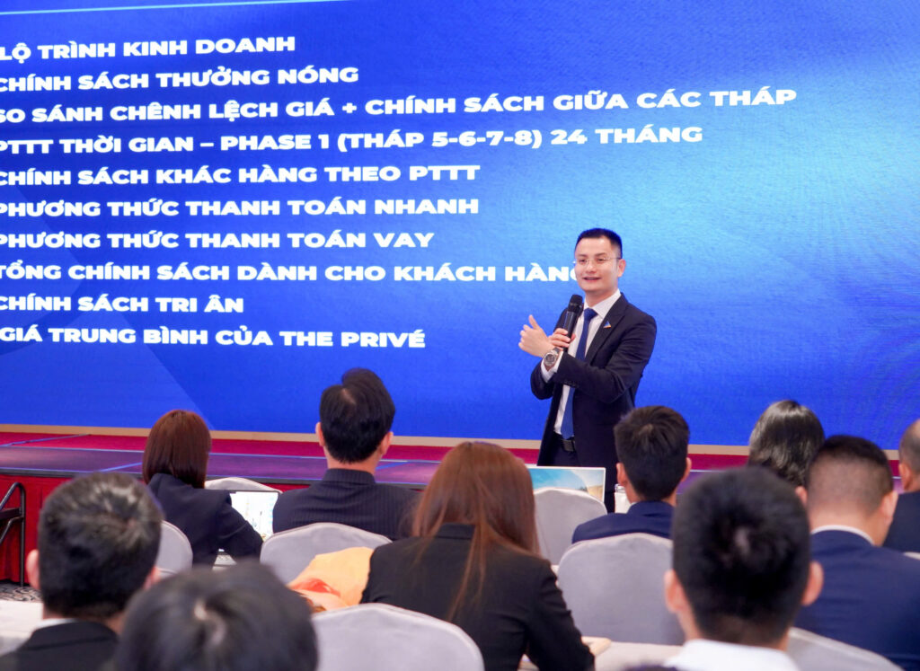 Ông Cung Thế Bình – Giám đốc Kinh doanh Dat Xanh Services trình bày chiến lược và chính sách kinh doanh Quý II/2026